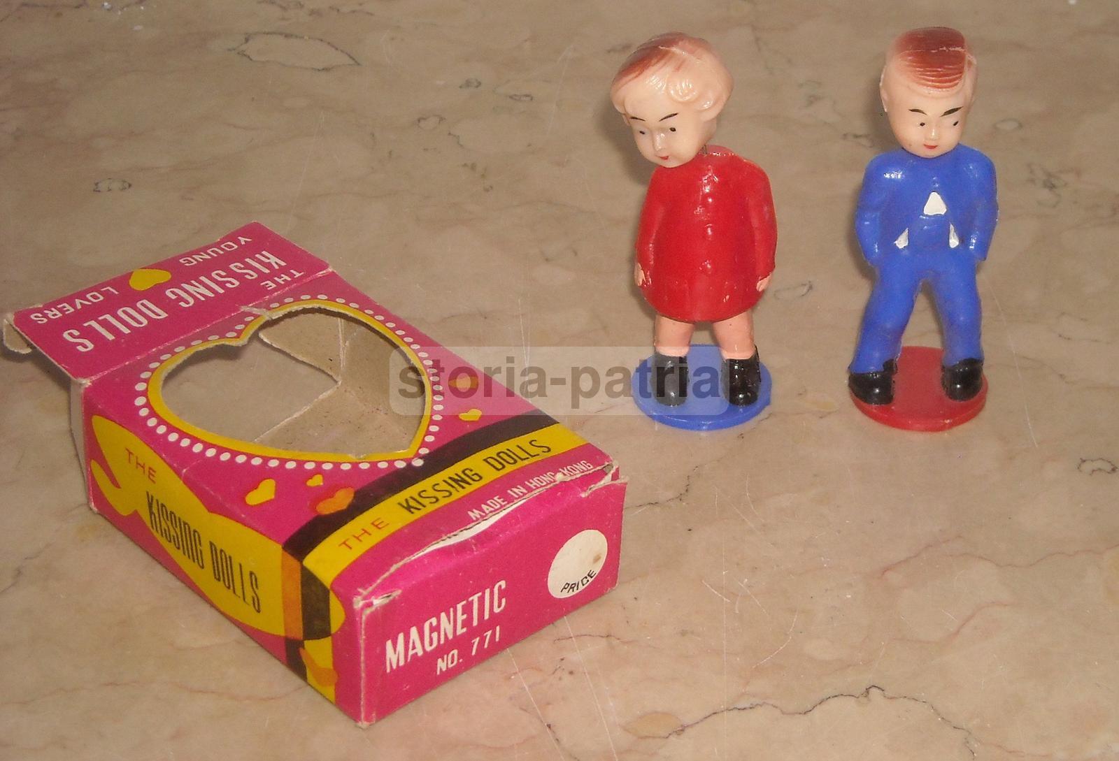 Grazioso Gioco d'Epoca, Giovanissima Coppia Di Amanti, Bambole, Baci, Da Collezione immagine 1