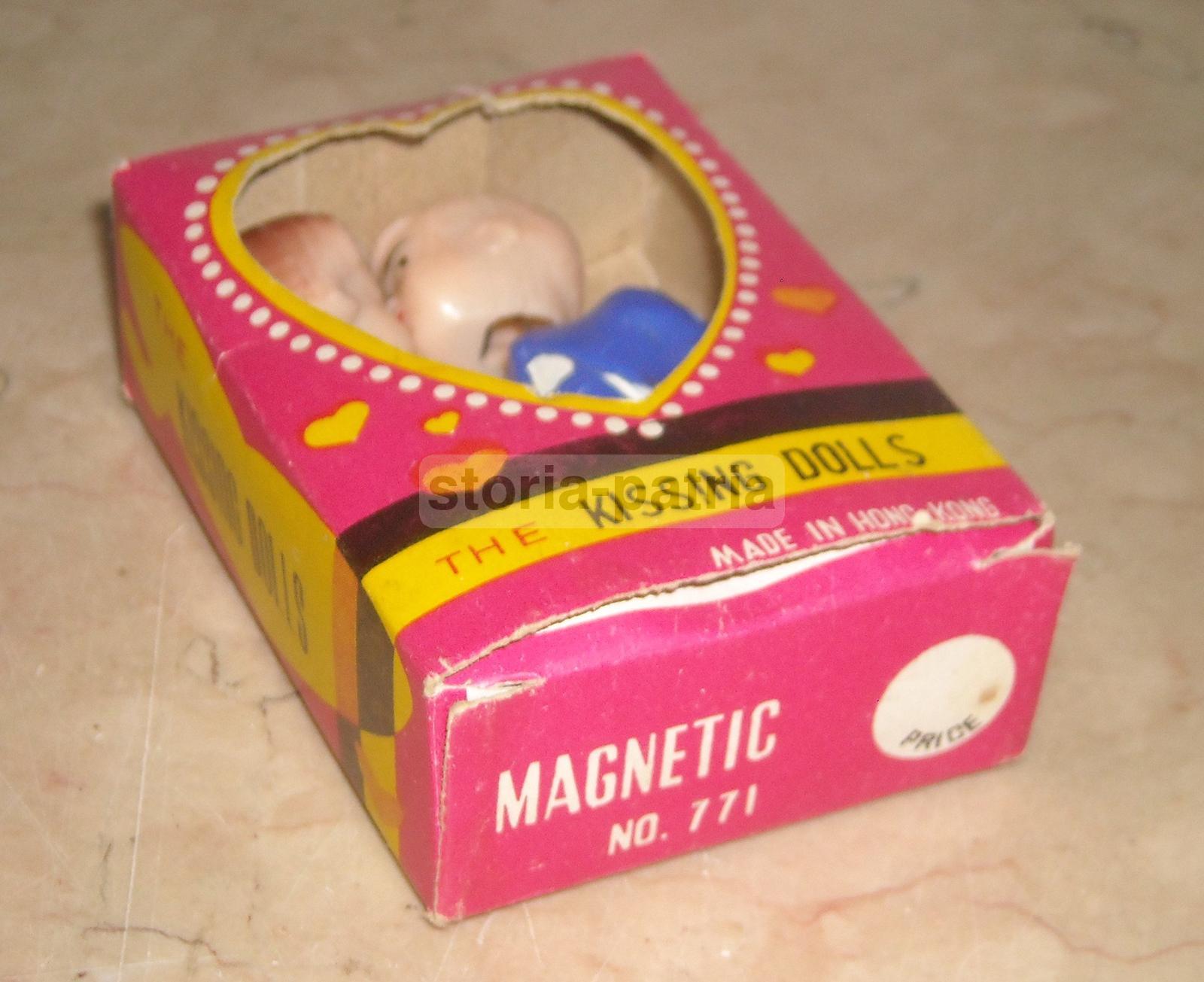 Grazioso Gioco d'Epoca, Giovanissima Coppia Di Amanti, Bambole, Baci, Da Collezione immagine 4