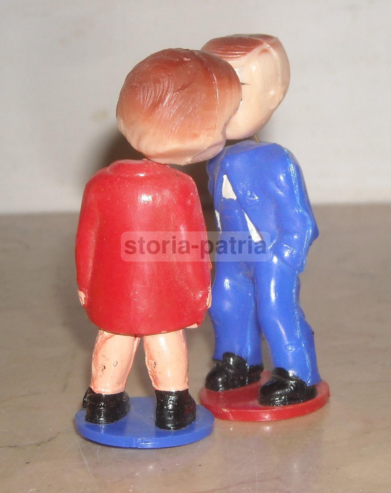 Grazioso Gioco d'Epoca, Giovanissima Coppia Di Amanti, Bambole, Baci, Da Collezione immagine 6